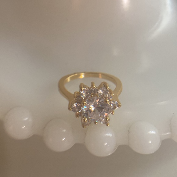 Gold snowflake sparkle ring. Women’s size 6.5. Like new. Beautiful. - Picture 2 of 4